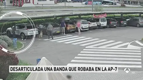 Los Mossos desarticulan una banda que robaba a conductores en las áreas de servicio de la AP-7 Los Mossos desarticulan una banda que robaba a conductores en las áreas de servicio de la AP-7