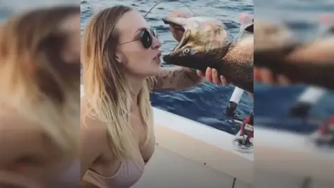 Beber alcohol de la boca de un pez muerto Beber alcohol de la boca de un pez muerto