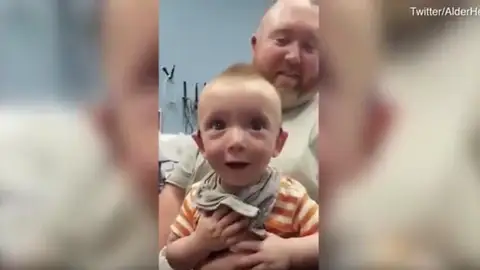 La reacción del pequeño Alex al escuchar a su madre La reacción del pequeño Alex al escuchar a su madre