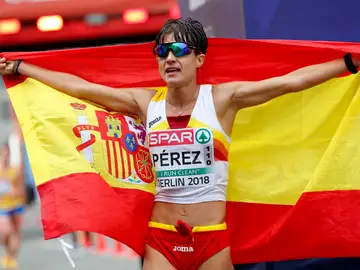 María Pérez celebra su medalla en su paso por meta María Pérez celebra su medalla en su paso por meta