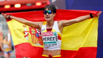 María Pérez celebra su medalla en su paso por meta