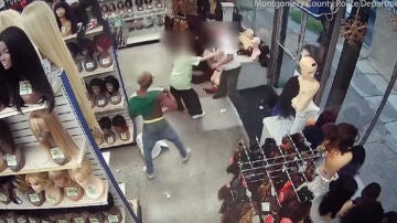 Pelea en una tienda de pelucas