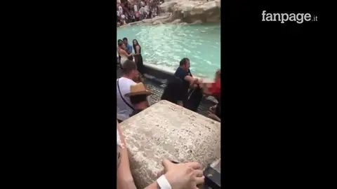 Dos mujeres se pelean en la Fontana di Trevi por tener el mejor selfie Dos mujeres se pelean en la Fontana di Trevi por tener el mejor selfie