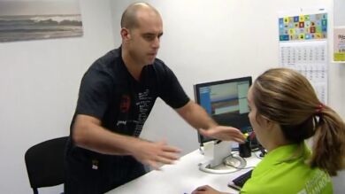 El personal de un hospital canario recibe técnicas de defensa personal 