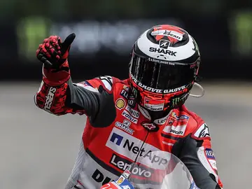 Jorge Lorenzo celebra la victoria Jorge Lorenzo celebra la victoria