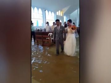 Una pareja se casa en una iglesia inundada en Bulacán, Filipinas