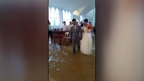 Una pareja se casa en una iglesia inundada en Bulacán, Filipinas Una pareja se casa en una iglesia inundada en Bulacán, Filipinas