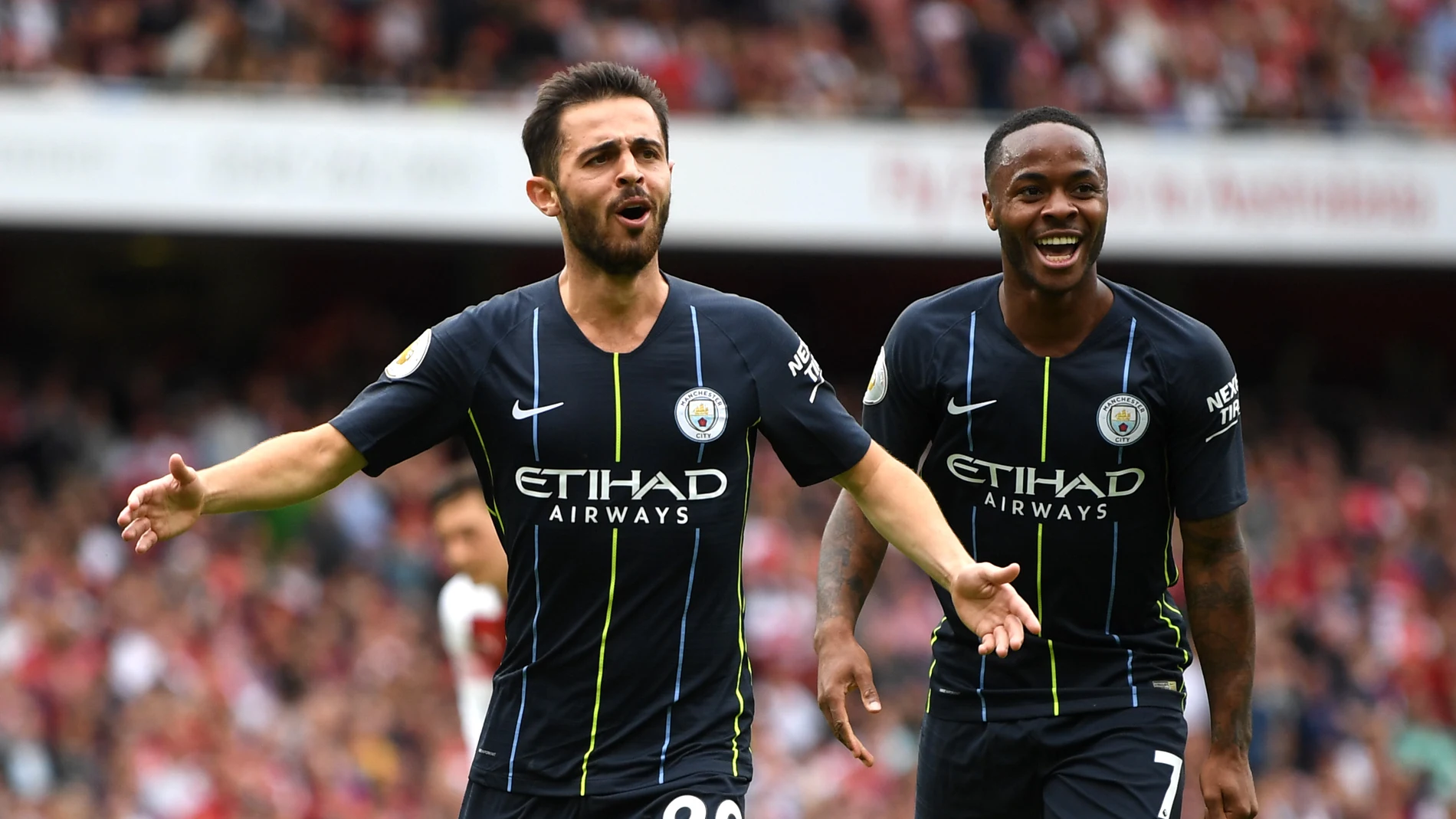 Bernardo Silva y Sterling celebran un gol del City Bernardo Silva y Sterling celebran un gol del City