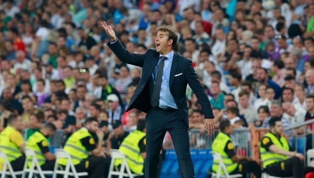 Julen Lopetegui da instrucciones a sus jugadores desde la banda