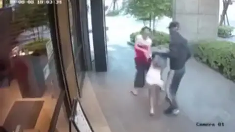 Mujer consigue a salvar a su hija de un secuestro a plena luz del día Mujer consigue a salvar a su hija de un secuestro a plena luz del día