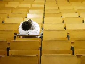 Un joven durmiendo Un joven durmiendo