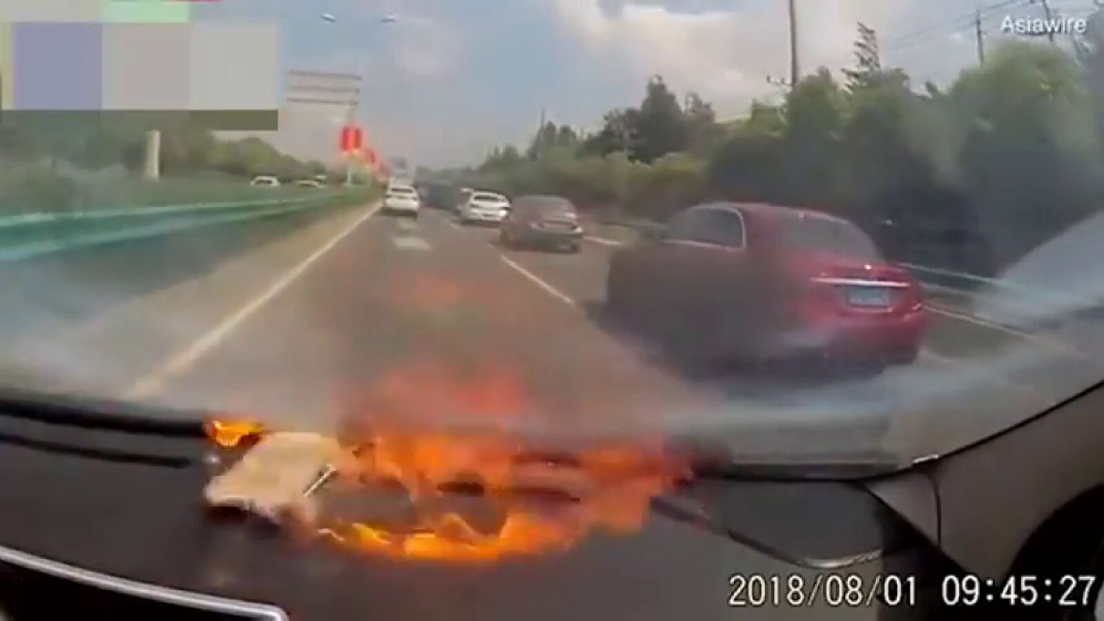 El susto de una mujer al explotarle su iPhone dentro del coche cuando iba conduciendo