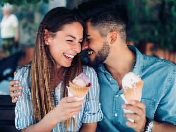 Pareja comiendo helado