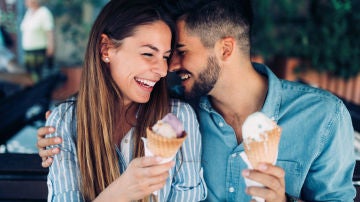 Pareja comiendo helado