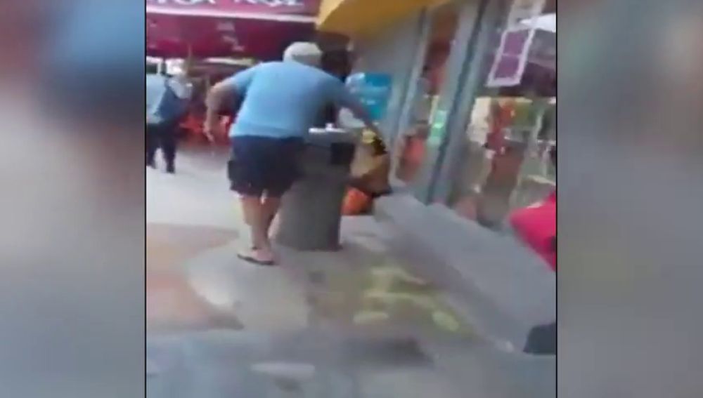 Un hombre tira ácido muriático a una niña que estaba sentada en la entrada de un supermercado