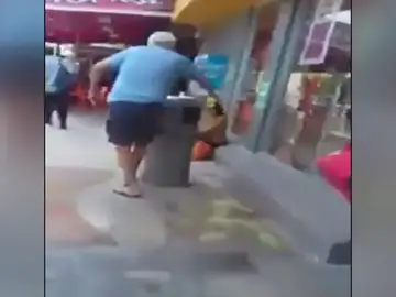 Un hombre tira ácido muriático a una niña que estaba sentada en la entrada de un supermercado Un hombre tira ácido muriático a una niña que estaba sentada en la entrada de un supermercado