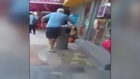 Un hombre tira ácido muriático a una niña que estaba sentada en la entrada de un supermercado Un hombre tira ácido muriático a una niña que estaba sentada en la entrada de un supermercado