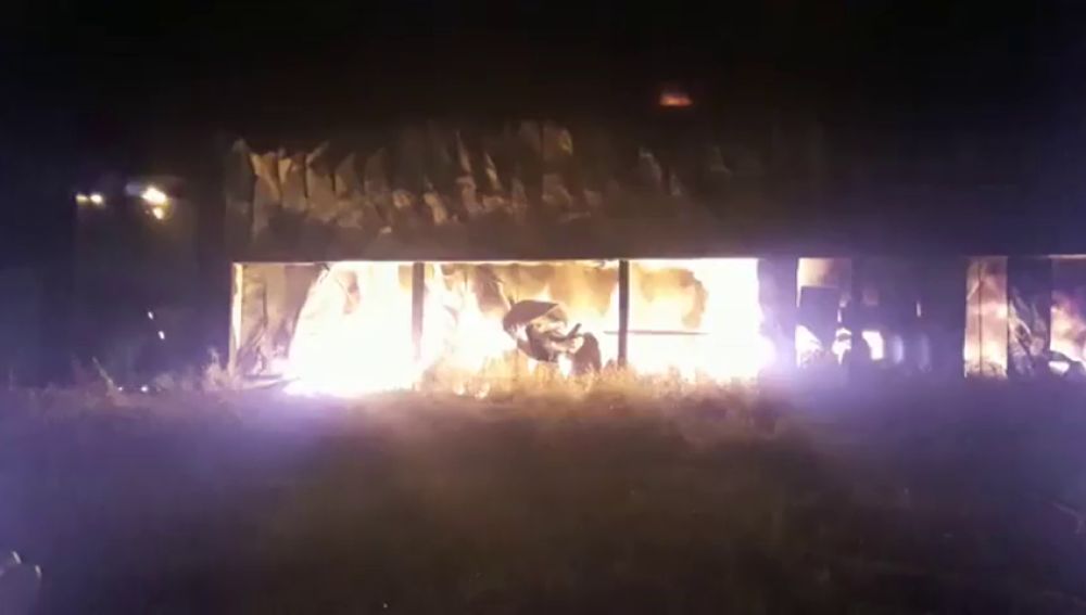 Un incendio calcina más de la mitad de una empresa en Agurain, Salvatierra