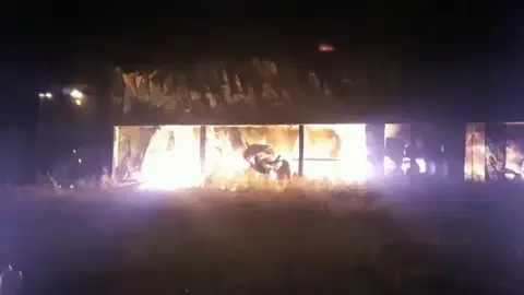 Un incendio calcina más de la mitad de una empresa en Agurain, Salvatierra Un incendio calcina más de la mitad de una empresa en Agurain, Salvatierra