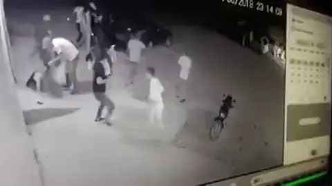 Una cámara de seguridad capta el momento en el que ejecutan a una joven de 24 años en su fiesta de cumpleaños Una cámara de seguridad capta el momento en el que ejecutan a una joven de 24 años en su fiesta de cumpleaños