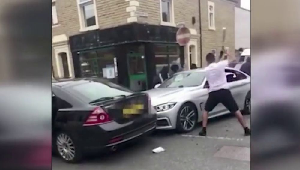 Cinco enmascarados destruyen un BMW con bates de metal