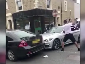 Cinco enmascarados destruyen un BMW con bates de metal Cinco enmascarados destruyen un BMW con bates de metal
