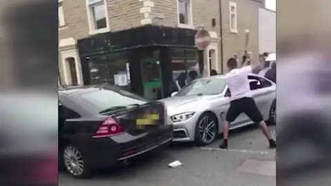 Cinco enmascarados destruyen un BMW con bates de metal Cinco enmascarados destruyen un BMW con bates de metal