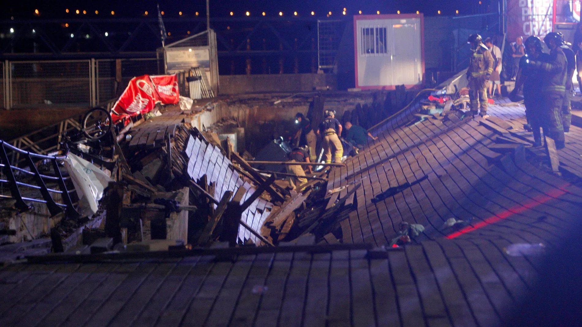 Un muelle de madera se ha hundido provocando la caída de decenas de asistentes al mar mientras asistían al festival O Marisquiño, en Vigo. Un muelle de madera se ha hundido provocando la caída de decenas de asistentes al mar mientras asistían al festival O Marisquiño, en Vigo.