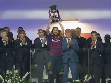 El capitán Leo Messi levanta el trofeo de campeón tras la final de la Supercopa de España El capitán Leo Messi levanta el trofeo de campeón tras la final de la Supercopa de España