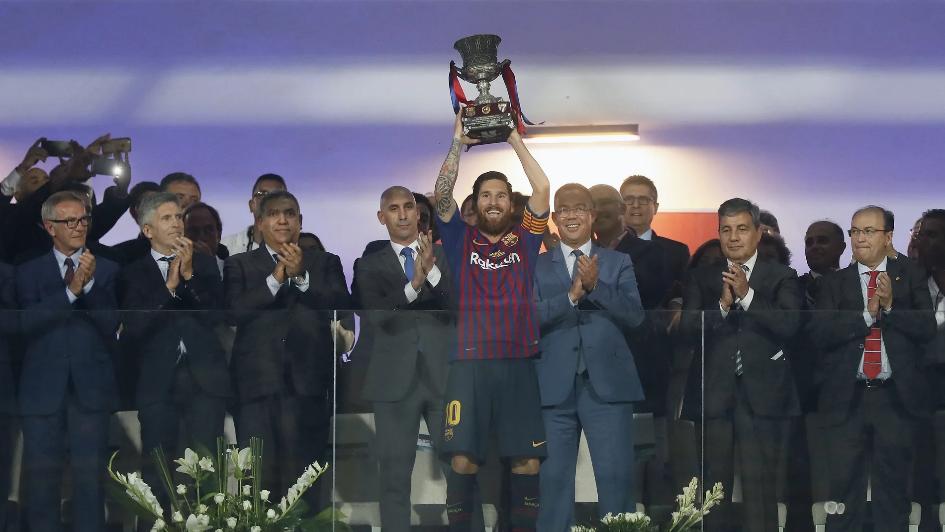 El capitán Leo Messi levanta el trofeo de campeón tras la final de la Supercopa de España El capitán Leo Messi levanta el trofeo de campeón tras la final de la Supercopa de España
