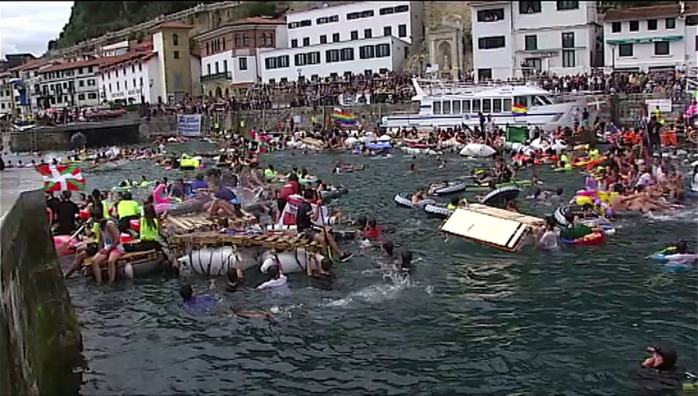 La bahía de San Sebastián es tomada por los piratas un años más en su tradicional 'Abordaje'