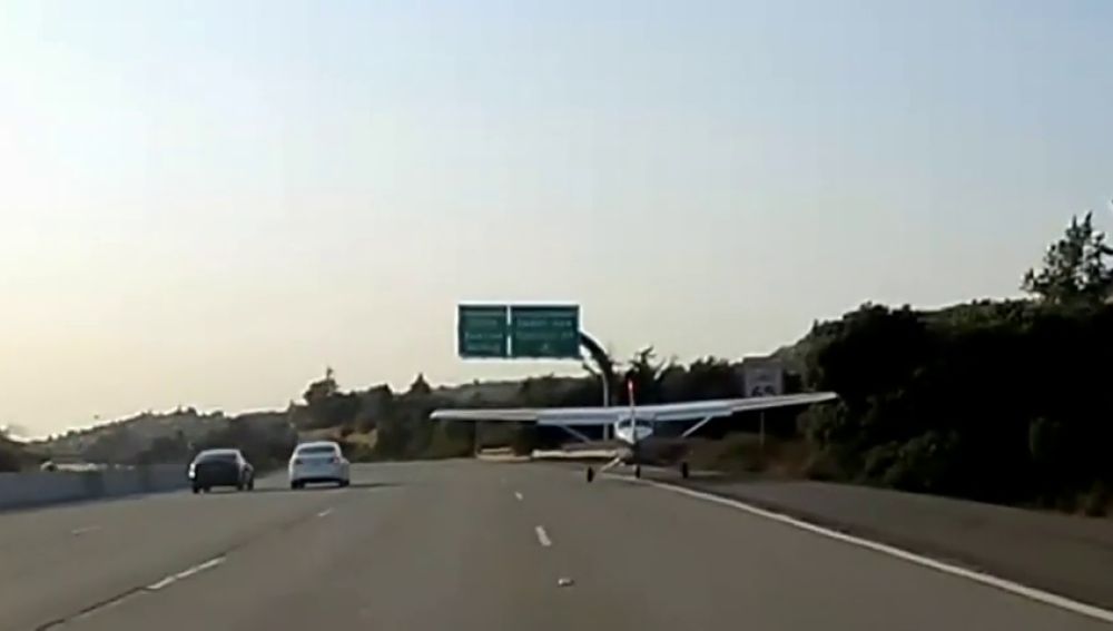 Una avioneta se ve obligada a aterrizar de emergencia en medio de una carretera en Oakland