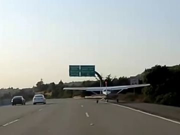 Una avioneta se ve obligada a aterrizar de emergencia en medio de una carretera en Oakland