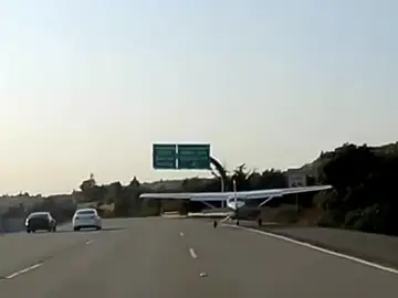 Una avioneta se ve obligada a aterrizar de emergencia en medio de una carretera en Oakland Una avioneta se ve obligada a aterrizar de emergencia en medio de una carretera en Oakland