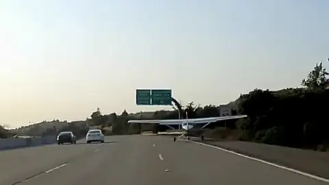 Una avioneta se ve obligada a aterrizar de emergencia en medio de una carretera en Oakland Una avioneta se ve obligada a aterrizar de emergencia en medio de una carretera en Oakland