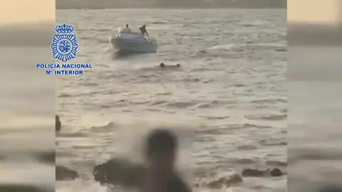 Un policía rescata a un migrante que saltó al mar en la bahía de Algeciras Un policía rescata a un migrante que saltó al mar en la bahía de Algeciras