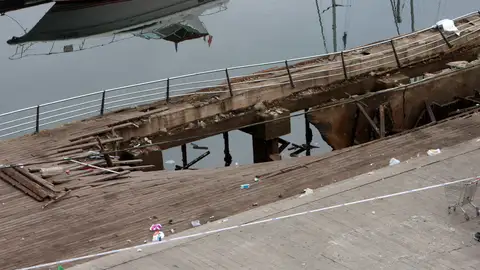 El desplome de una pasarela de madera durante una de las actuaciones del festival de deporte y cultura urbana 'O Marisquiño' El desplome de una pasarela de madera durante una de las actuaciones del festival de deporte y cultura urbana 'O Marisquiño'