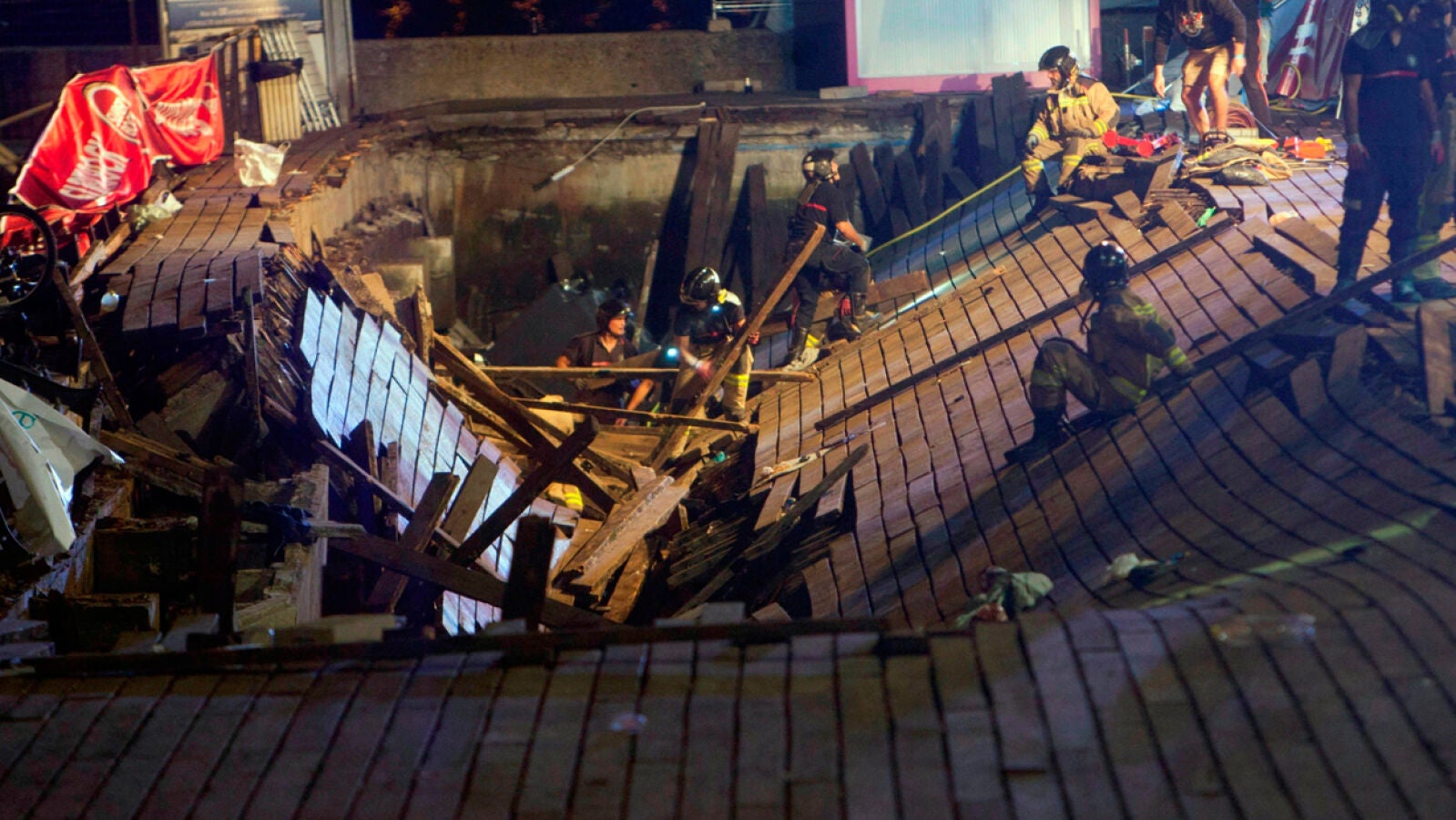 377 heridos y escenas de pánico al desplomarse un muelle durante un festival en Vigo