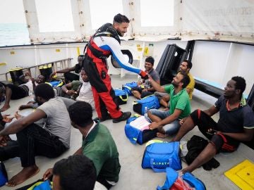 Varios inmigrantes rescatados abordo del barco de rescate Aquarius 