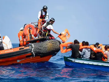 Varios migrantes siendo rescatados para ser llevados abordo del barco de rescate Aquarius (Archivo) Varios migrantes siendo rescatados para ser llevados abordo del barco de rescate Aquarius (Archivo)
