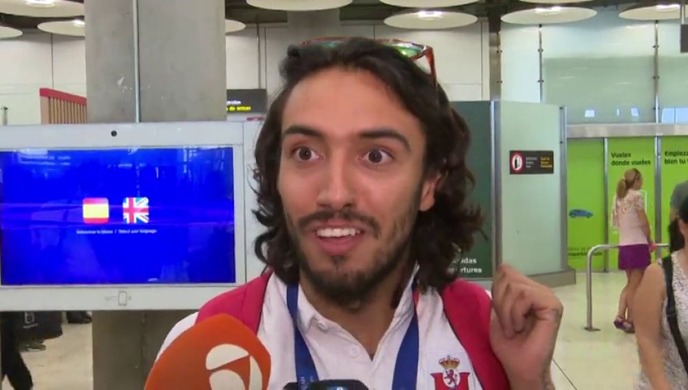 Los atletas españoles aterrizan en Madrid tras los Europeos de Berlín: "Un hombre puede levantar a un estadio de 60.000 personas"
