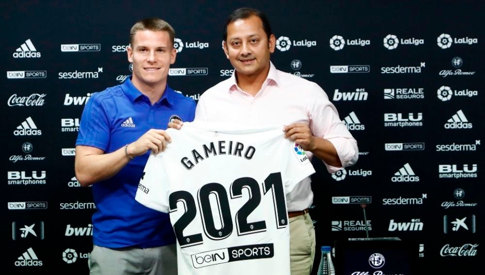 Gameiro en su presentación con el Valencia CF