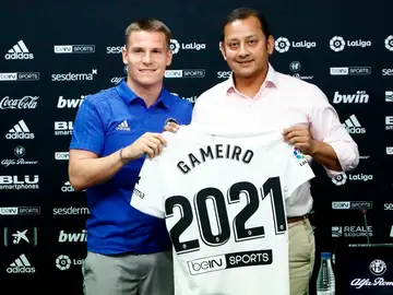Gameiro en su presentación con el Valencia CF Gameiro en su presentación con el Valencia CF