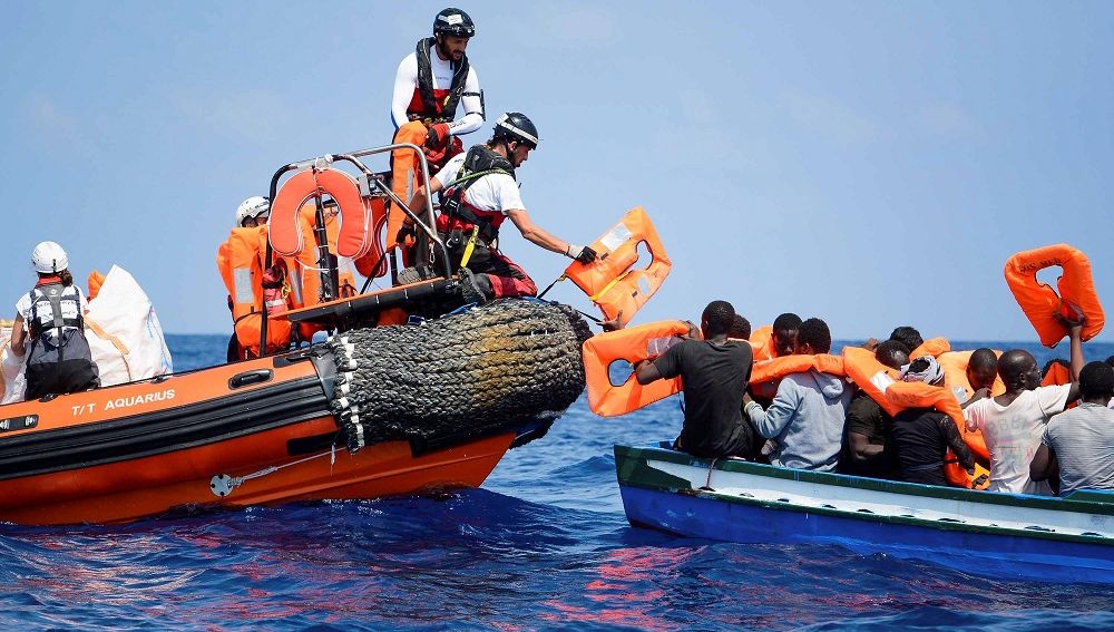 Fotografía facilitada por Médicos Sin Frontera de los tripulantes del Aquarius tratando de ayudar a una embarcación a la deriva