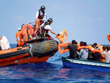 Fotografía facilitada por Médicos Sin Frontera de los tripulantes del Aquarius tratando de ayudar a una embarcación a la deriva