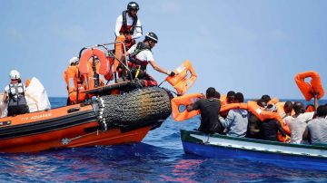 Fotografía facilitada por Médicos Sin Frontera de los tripulantes del Aquarius tratando de ayudar a una embarcación a la deriva Fotografía facilitada por Médicos Sin Frontera de los tripulantes del Aquarius tratando de ayudar a una embarcación a la deriva