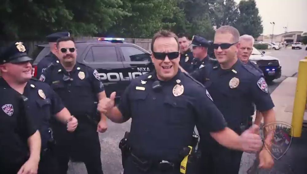 Policías de Estados Unidos bailan en redes sociales para limpiar su imagen