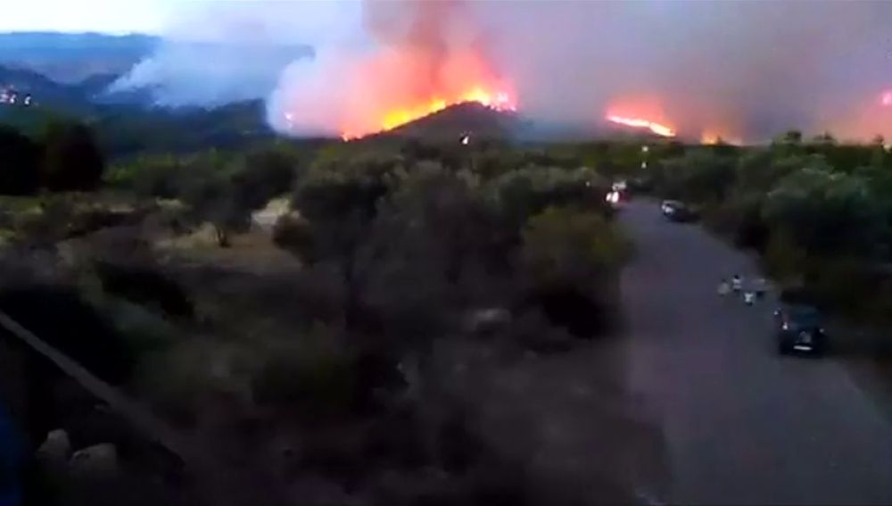 Incendio en isla griega de Eubea obliga a evacuar dos pueblos