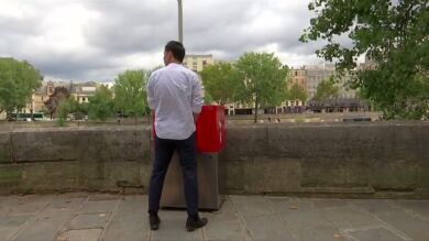 Polémica por la instalación de urinarios a orillas del Sena ante edificios emblemáticos de París