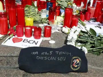 Detalle de una camiseta de la Brigada Móvil de los Mossos d'Esquadra con la frase "Ya los tenemos. Descansad" Detalle de una camiseta de la Brigada Móvil de los Mossos d'Esquadra con la frase "Ya los tenemos. Descansad"